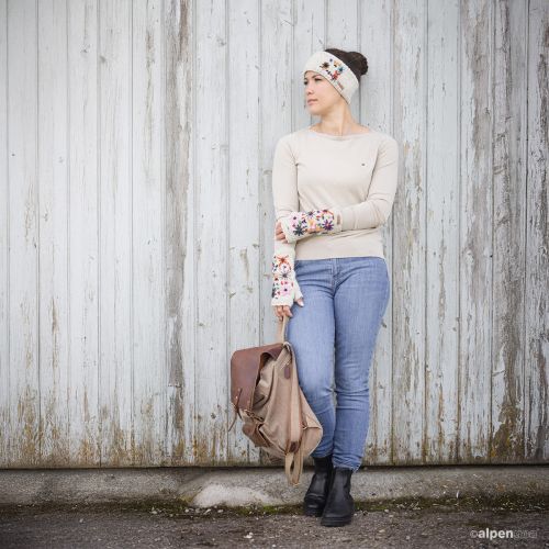 Stirnband Datl und Pulswärmer Dafne Naturhellgrau Tragebeispiel 2